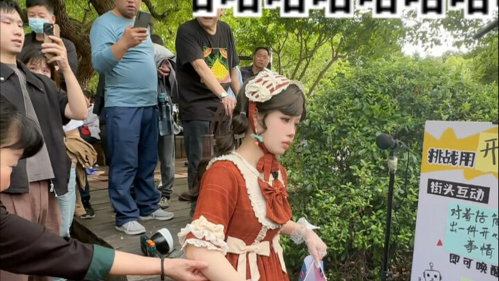 Robot AI tiba-tiba muncul di tepi Danau Barat, warga mencoba mempelajarinya selama setengah jam namu