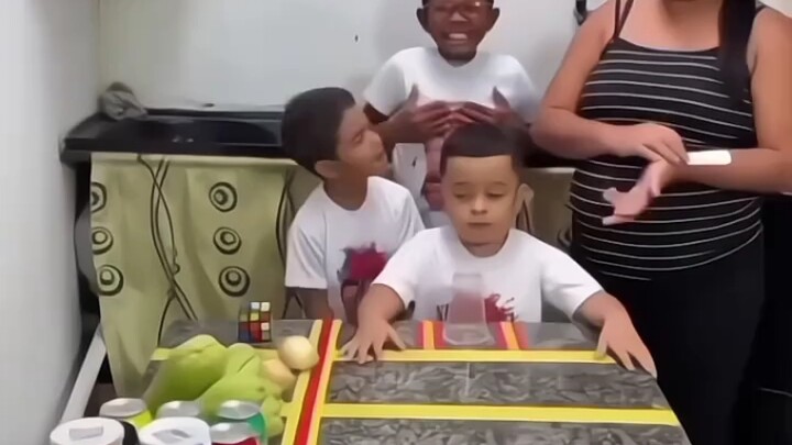 Anak kecil: Sepertinya ada sesuatu yang mengikutiku?