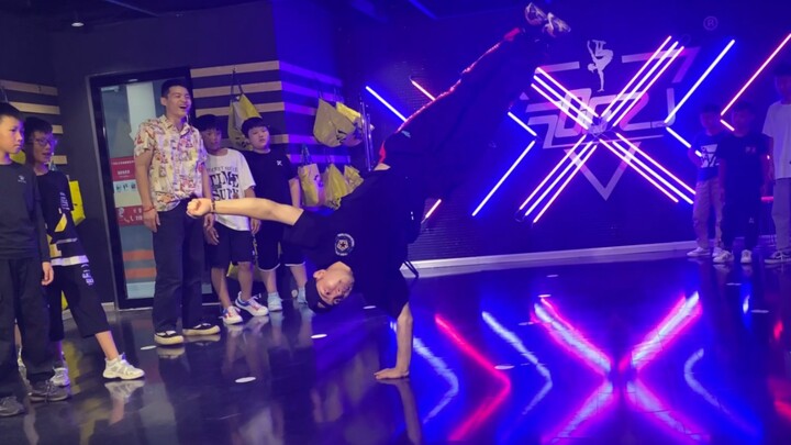 Nhảy street dance thôi, không khí cực kỳ ăn ý nha! Bboy Hạo Nhiên HR