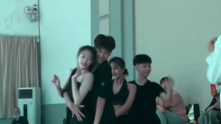 【王崇墨李茉晗】这个圈圈不是在地上转的，是在我心上转的！！！！一下子就击中了我的心巴！！！