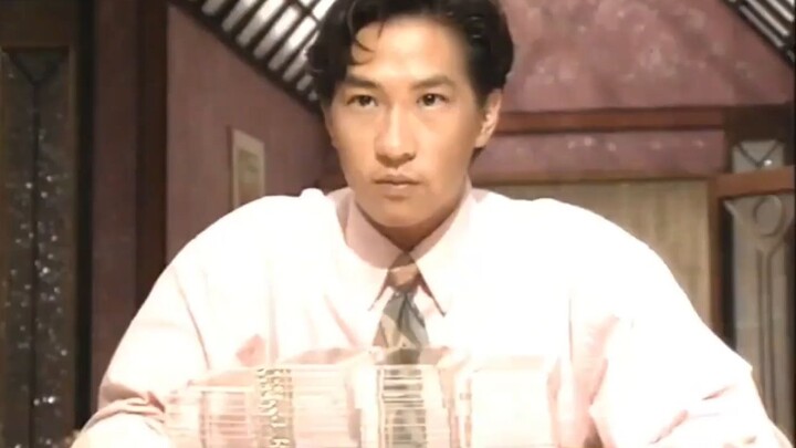 小伙第一次上赌桌，洗牌都是手忙脚乱，而对手却是一名高手