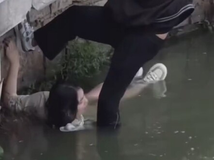 ดูเหมือนว่าเส้นที่เธอดึงอยู่นั้นจะเป็นสายไฟนะ โชคดีที่ไม่ขาด