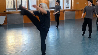 Immersive experience in the class of the 66-year-old teacher of Beijing Dance Academy