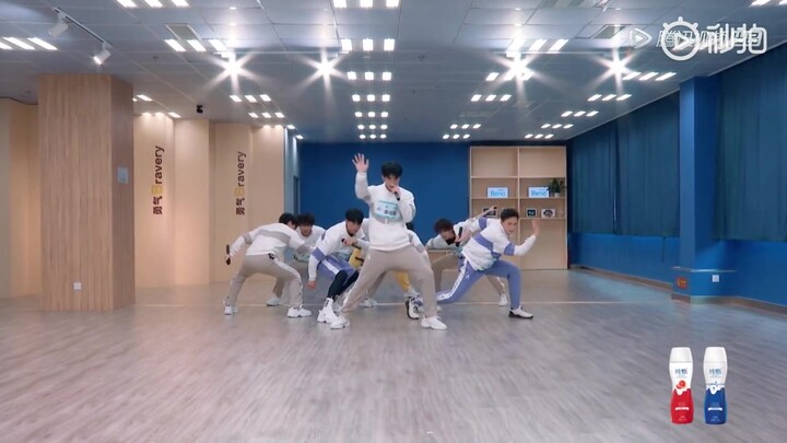看看JYP练习生姚琛第一次公演的舞蹈！【悟空练习室ver】作为队长兼C位的他带团超炸