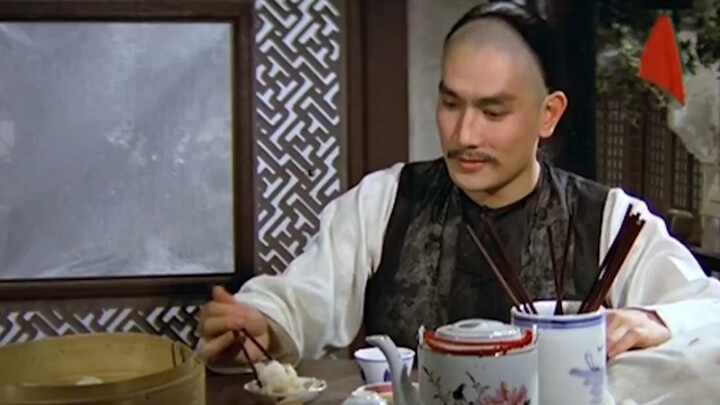 ：乾隆不会吃蟹黄汤包，不知道里面有热汤，一口咬了下去