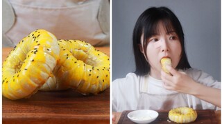 A new way to eat hand-pulled pancakes, shrimp and onion rings, crispy on the outside and tender on t