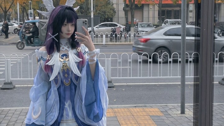 Lần đầu tiên cosplay ra đường của nữ sinh đại học có chút ngại ngùng