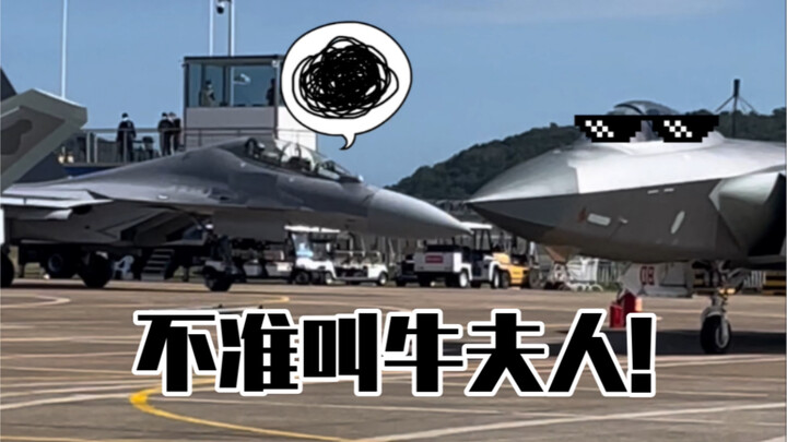 เจี่ยน-16 ค่อยๆ เลื่อนกลับไปยังลานจอดหลังเครื่องบินดังระเบิด