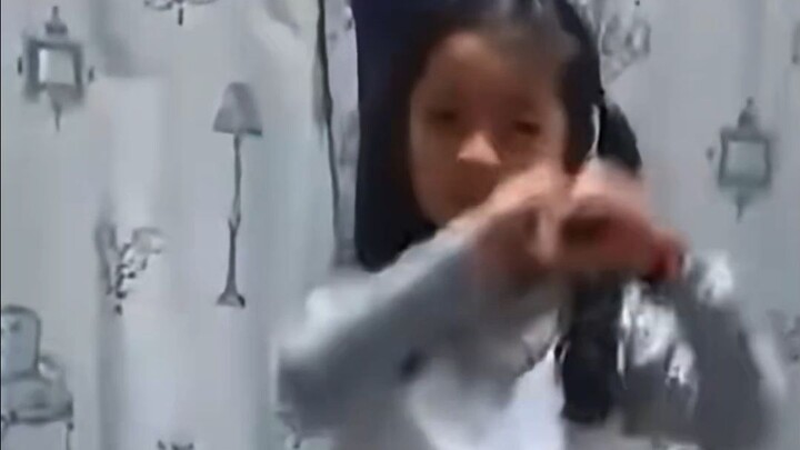 Bocah kecil May (Li Ruibin) menari lagu-lagu populer Twice dan T-ARA, bahkan membuat kostum panggung
