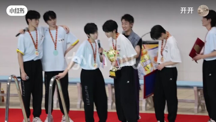 [Wenlin/Wan Ying] Jumin! Jumin! Wan Ying hehe~ muah~ Liu Yaowen seems way too happy! Cr: Watermark. 