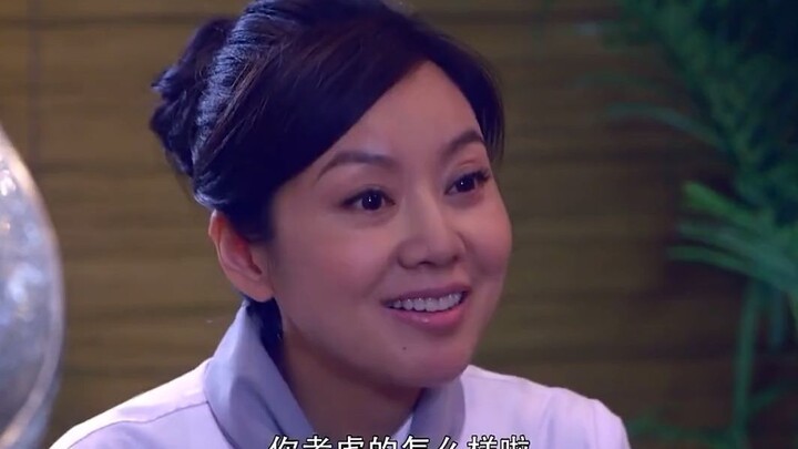 قامت الموظفة بإدخال صديقتها المقرّبة على رئيسها لإرضائه، لكنها انتهت مُهمَلة ومُرفوضة.