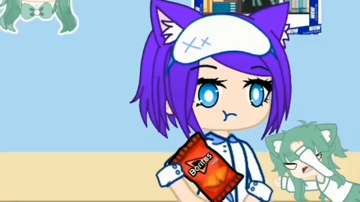 The crumb cat that grabs the owner's potato chips