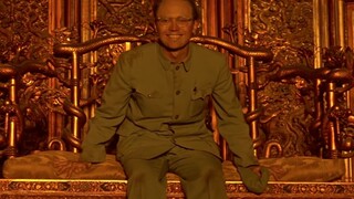 溥仪花一毛钱买了张门票重回故宫，径直走向太和殿，坐在龙椅之上