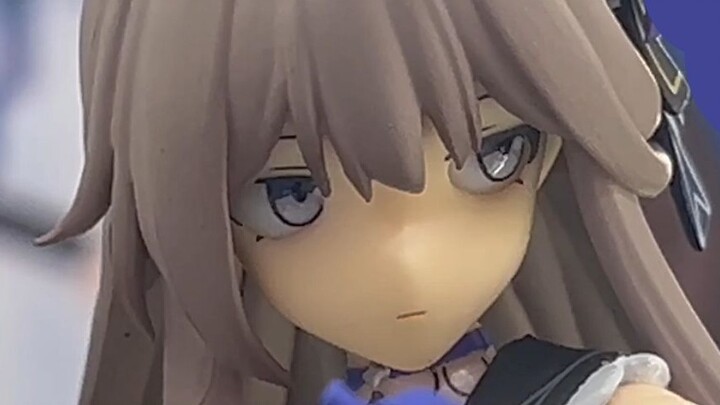 [Sharing the figures] It’s so funny, there’s a black tower figure here