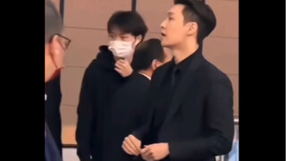 [Zhang Yixing] So stylish and charismatic! He's totally killing it! He's like a man who's turned him