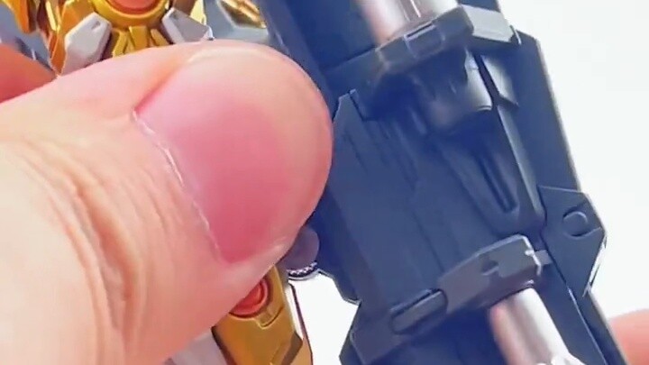 [Zaku’s Modeling World] Bandai MB’s Gold Heretic Gundam uses a shield as a prosthetic limb