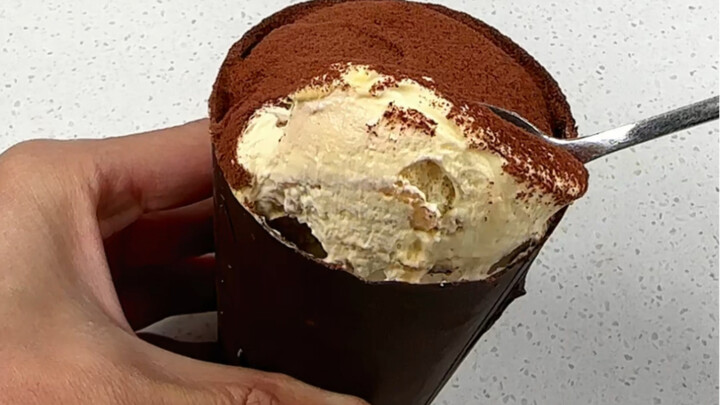 I heard that in Shanghai, a tiramisu cup like this costs 78 yuan each. Actually, it's quite simple t