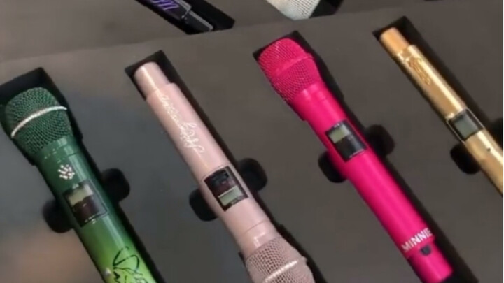 【GIDLE】Video cận cảnh chi tiết các chiếc micro đặt riêng của các cô gái, bạn có nhận ra của ai không