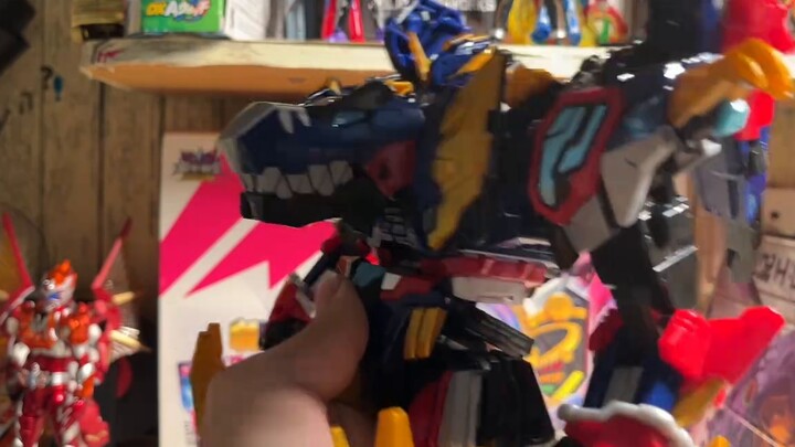 Is this a children's toy? Mini Force's strongest dinosaur Rex Caesar, a Chinese player, got his hand