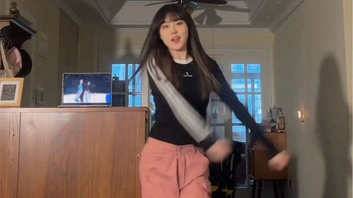Berdansa mengikuti lagu BABYMONSTER milik Ruka yang berdurasi 15 detik