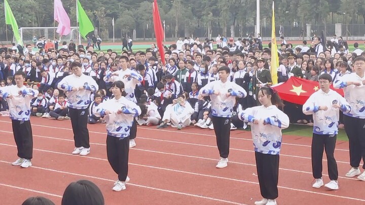 นักเรียนมัธยมปลายแสดงเพลง "Nanbowan" ในงานกีฬา