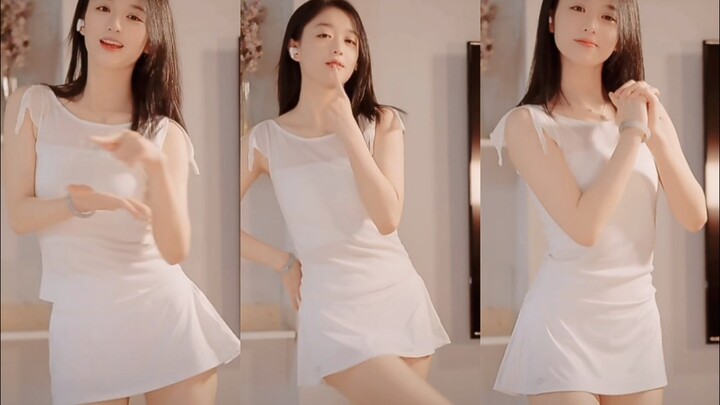 White dress paired with a sweet girl—youth never closes!