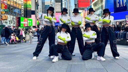 فتاة تؤدي رقصة قوية في ميدان التايمز بنيويورك! رائعة جدًا! LEFT RIGHT | XG DANCE COVER [KPOP IN PUBL