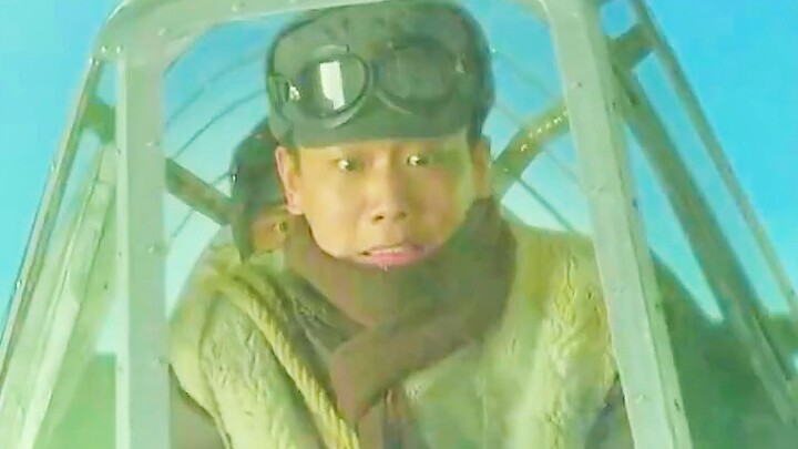 Phi công thật không đáng tin, đem gối làm đệm ngồi lên máy bay