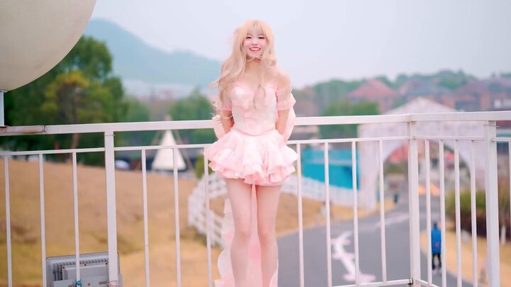 [ยิ้มเล็กน้อย] นางเอกอนิเมะของคุณกำลังเต้นอยู่~