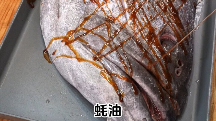 Cá mú lớn nhất và đắt nhất thế giới: cá mú rồng khổng lồ. Xưa có Võ Tòng đánh hổ, nay Jones chém rồn