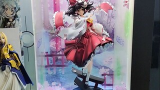 Tôi không ngờ mẹ tôi lại thích bức tượng Reimu này hơn tôi.
