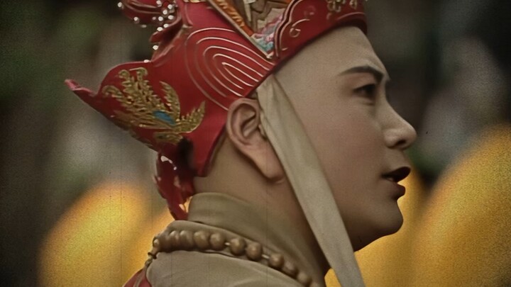 الطائر الذي يستيقظ مبكرًا يجد الدود ليأكله.