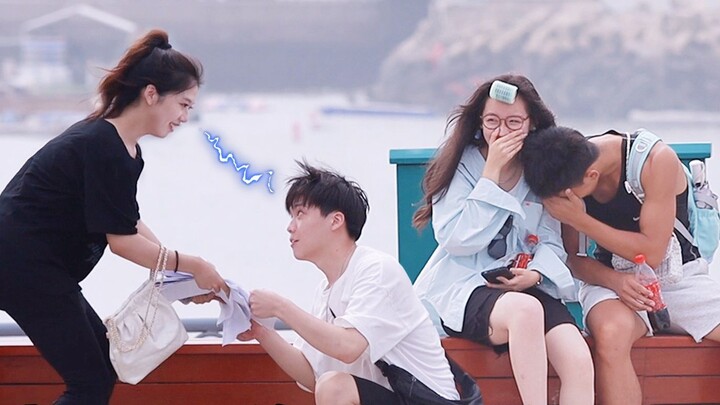 When the romantic plot of love at first sight is staged in reality, the corners of passers-by's mout