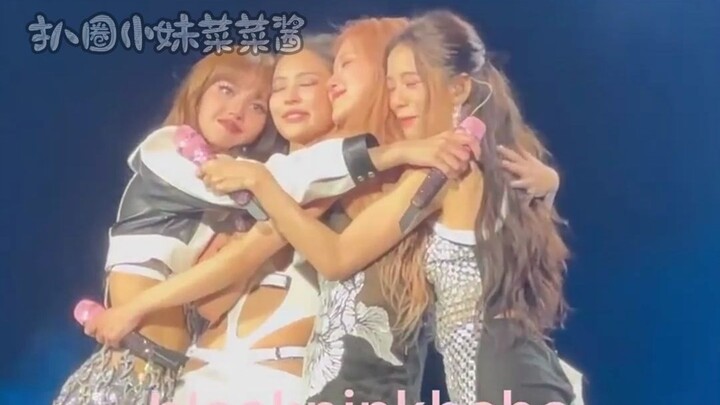 Lisa memeluk seluruh grup