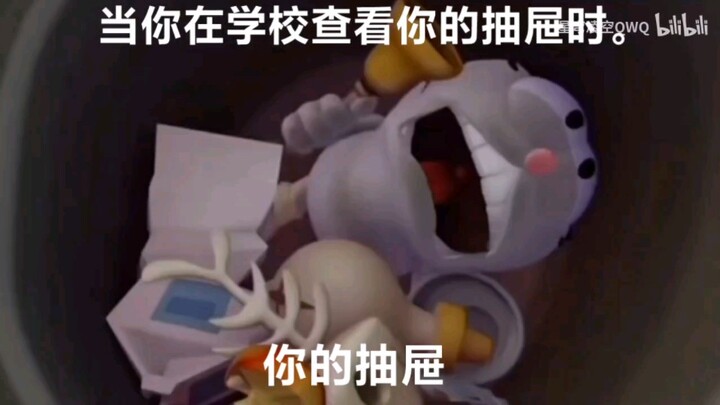 Khi bạn đang kiểm tra ngăn bàn của mình ở trường.