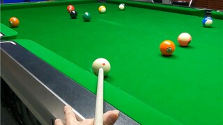 الكرة البيضاء قريبة بعض الشيء من الحافة