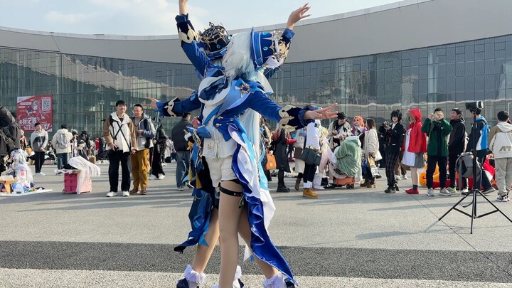 cos了芙芙在漫展上跳罪人舞步旋