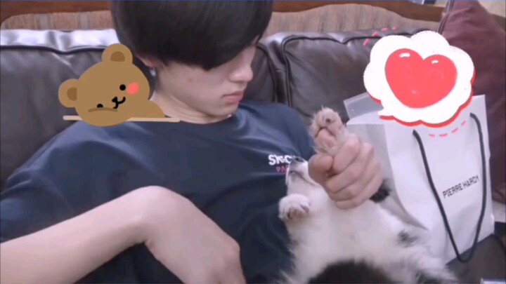 【Song Yaxuan】Mouse: Wanita! Otot dada Kakak Xuan sangat enak diraba 😎