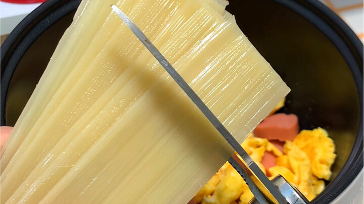 มนุษย์เงินเดือนกลับจากทำงาน ทำยังไงถึงจะกินข้าวได้เร็วที่สุด! ผัดหม่าล่าเย็นจัด