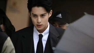 يا إلهي، لا عجب أن يصبح بطل الرواية بمجرد ظهوره، من يقتحم عالم الترفيه بجماله الخارق، لا أعتقد أن هن