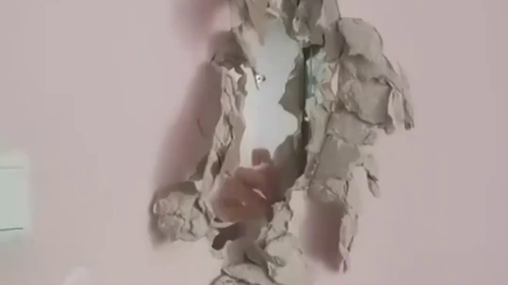 The Pink Wall Is Chipped Away: Suffocation and Helplessness Between Love and Control