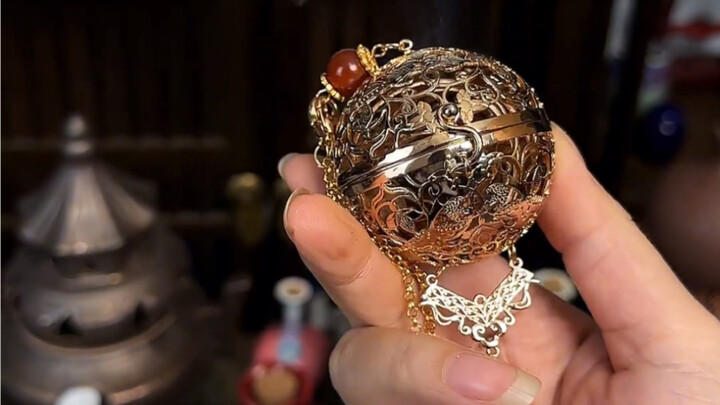 Kantung dupa motif anggur dan burung. Mari kita nikmati teknologi canggih kuno, kantung dupa motif a