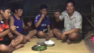 คะน้าปลาทูหอมกินกับลูกอีสานสายเปแฮม