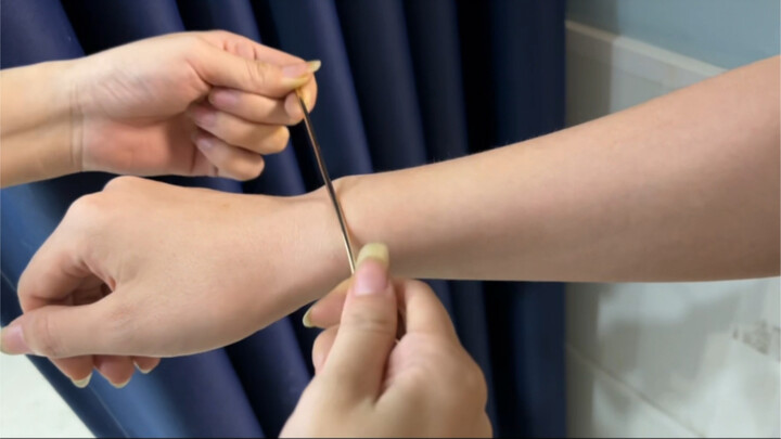 بعد تسع سنوات من العمل بالنحاس، ما زلتِ لا تجيدين حتى أبسط الحيل؟