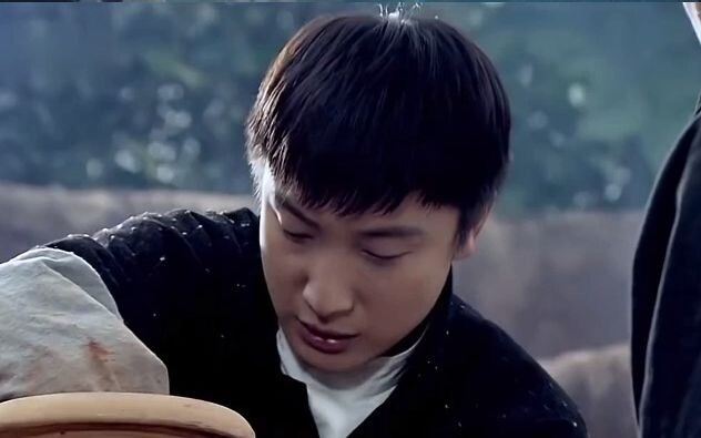 小伙受伤给酒缸上色，惹怒大叔，怎料竟因此发现国家机密！影视剧