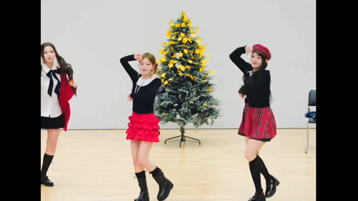 هيتومي وشون هوي رقصا معًا مقطع الرقص القصير مع بعضهما، لكن بدا الأمر خجولًا بعض الشيء.