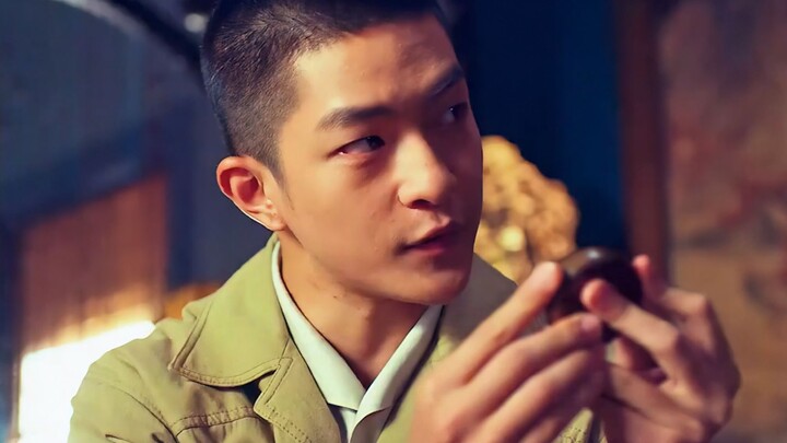 Pemuda itu mengangkat sebutir catur dengan tangannya, langsung menyimpulkan bahwa ada rahasia tersem