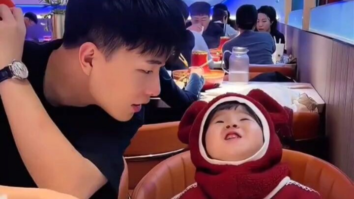 Uncle prepared a surprise cake for his niece—their happy little expressions are just too adorable!