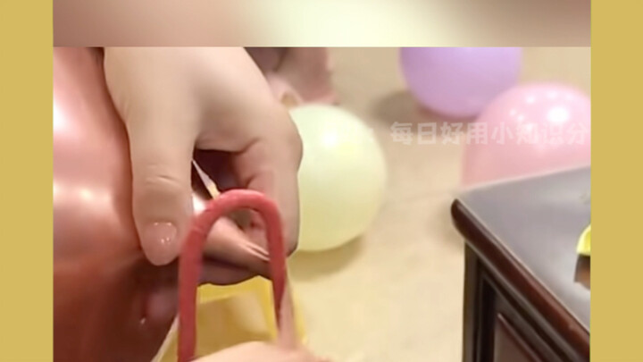 One trick to easily tie balloons! #Tips #Sharing #CleverUseOfHangers