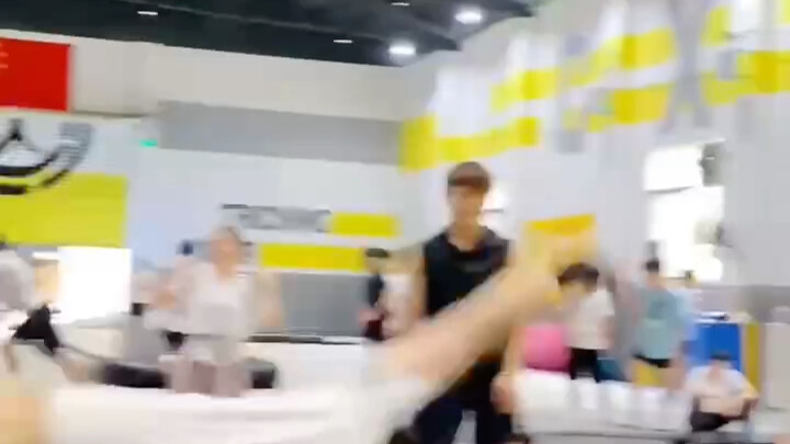 الشباب هنا لا ينتهي أبدًا #CreativeHurricane (وطني) تدريب مهارات حصيرة الرقص للطلاب